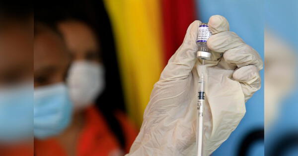 Mayores de 60 años pagarán multa 100 euros si no están vacunados contra coronavirus