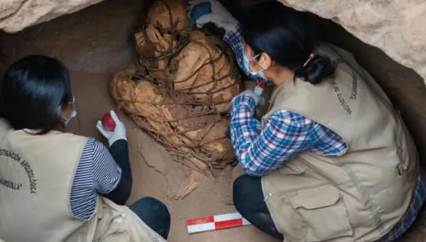 Arqueólogos peruanos hallaron una momia preinca de entre 1,200 a 800 años de antigüedad atada sorprendentemente con soguillas, mientras excavaban en un milenario complejo urbano de barro en la periferia de Lima.