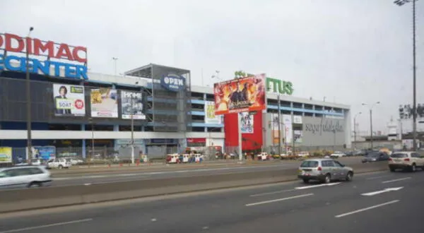 Según con la web de los Bomberos, la alerta fue emitida a las 11 a.m. y, de acuerdo con el medio Canal N, el siniestro habría empezado en una de las chimeneas de una pollería ubicada en el mismo centro comercial, ubicado cerca del local de Sodimac.