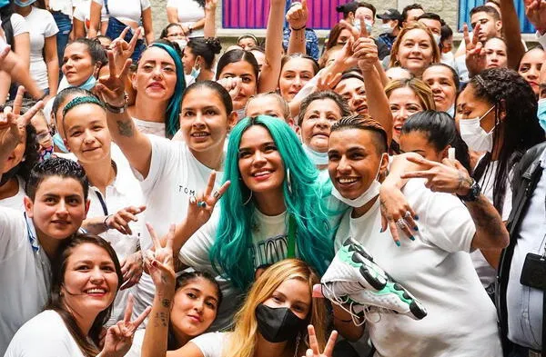 Karol G visitó cárcel de mujeres y les cantó "Bichota" | VIDEO