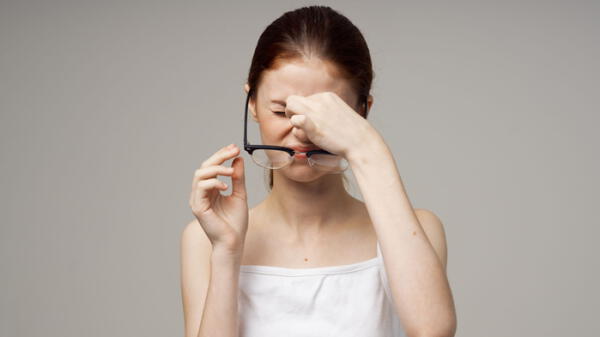 El estrés puede causar problemas oculares.
