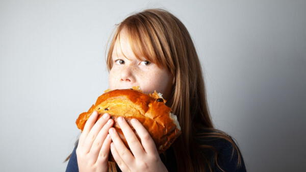 El estrés causa que comas excesivamente alimentos poco sanos.