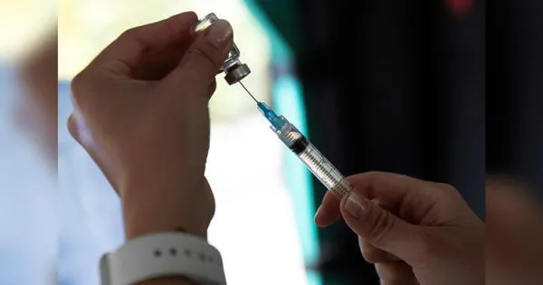 Vacunas Sinovac y Pfizer no son efectivas contra variante ómicron coronavirus, revela estudio chino