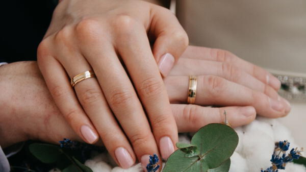 El anillo de promesa significa la fidelidad y el amor en el romance.