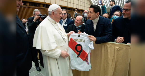 Gianluca Lapadula tras regalar camiseta de la selección peruana: Fue una gran emoción darle la mano al Papa