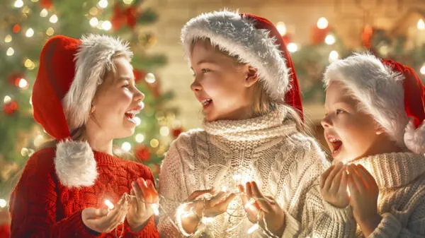 Descubre cuáles son las mejores frases navideñas para dedicarle a tus hijos.