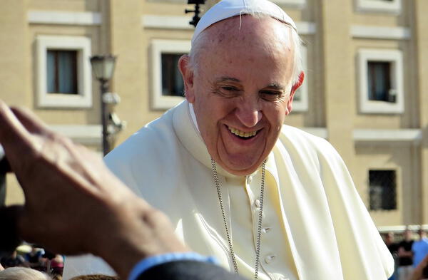 El papa Francisco sonriendo a sus fieles católicos.