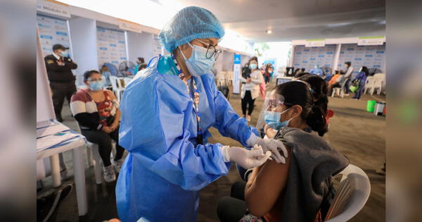Miles de personas acudieron a vacunatorios a recibir la vacuna contra la COVID-19 en Navidad 2021