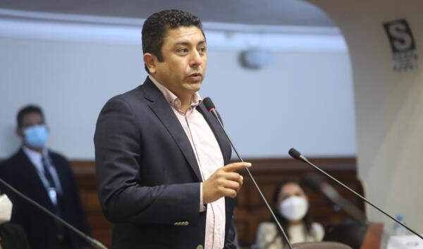 Guillermo Bermejo es el primer congresista en renunciar a la bancada de Perú Libre. Foto: Congreso wapa.pe
