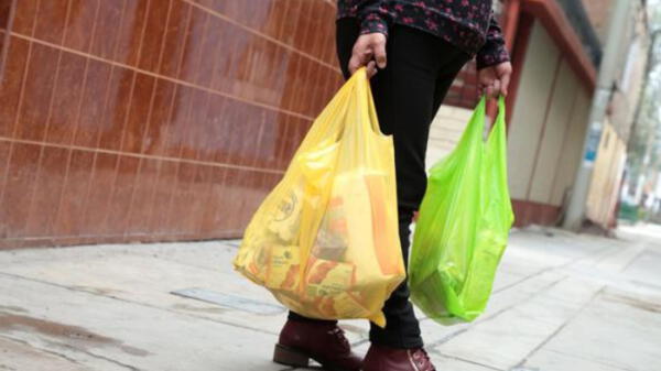 Impuesto al consumo de bolsas de plástico aumenta 0.10 céntimos más. wapa.pe