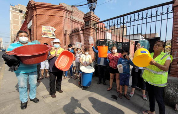 Vecinos de Barrios Altos con tinas y baldes en la mano