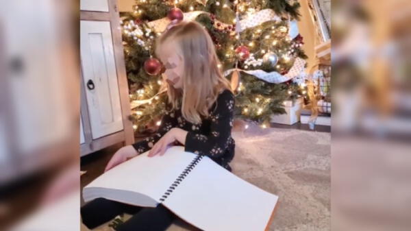 Niña invidente se emociona al recibí los libros de Harry Potter en braille.