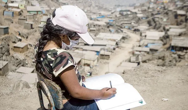 Niña escribiendo