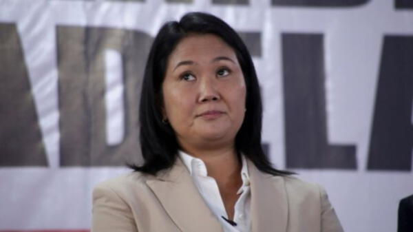 Keiko Fujimori dando declaraciones.