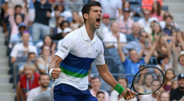 Novak Djokovic está feliz porque el juez falló a su favor.
