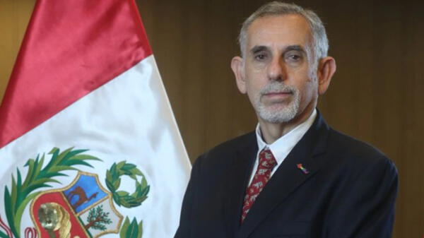 Ministro de Economía Pedro Francke junto a la bandera del Perú.