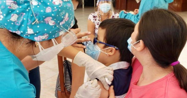 Ministro de Educación analiza pedir que niños estén vacunados para retornar a clases.