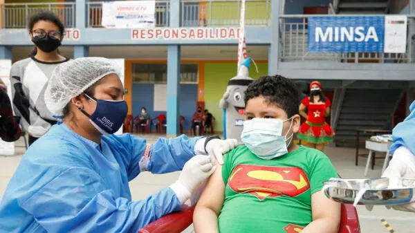 Niños recibiendo vacuna contra la COVID-19