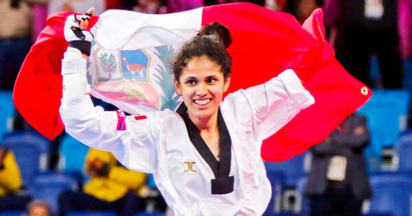 Angélica Espinoza está con la bandera del Perú
