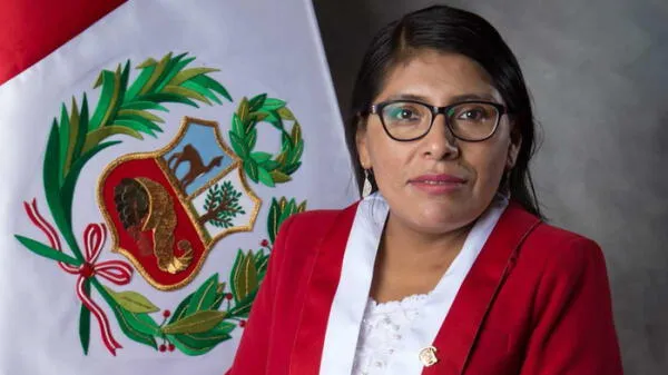 Congresista de Perú Libre Margot Palacios junto a la bandera del Perú.