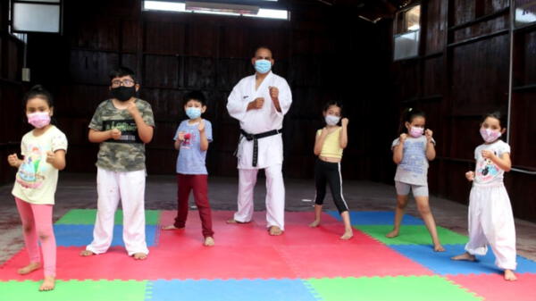 Niños practicando karate