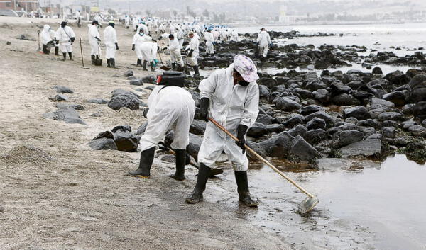 Voluntarios limpian playas tras derrame de petróleo en el mar de Ventanilla