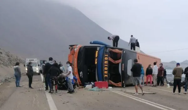 Un muerto y al menos 15 heridos deja choque de bus en la Panamericana Sur