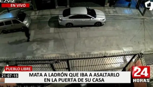 Carro en la pista y cerca está el ladrón.