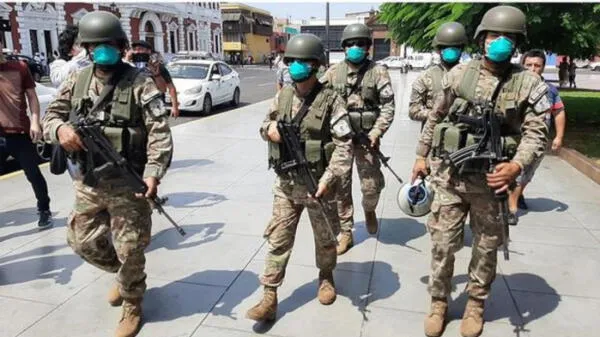 Miembros de las Fuerzas Armadas custodiando las calles.