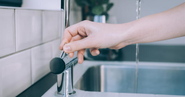 Conoce cómo ahorrar agua durante el verano.