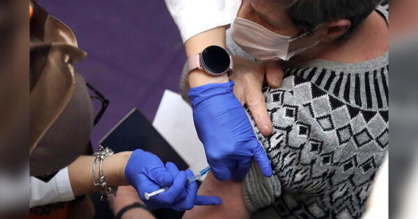 OMS afirma que no se requieren guantes para vacunar contra la COVID-19