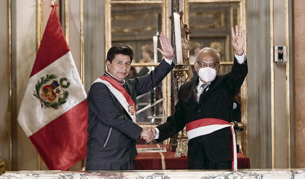 Pedro Castillo apareció sin sombrero junto a Aníbal Torres. Foto: Gerardo Marín/La República