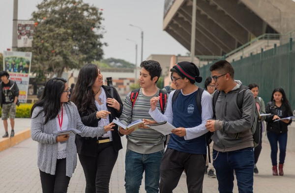 Los estudiantes universitarios regresarán a clases presenciales o semipresenciales.