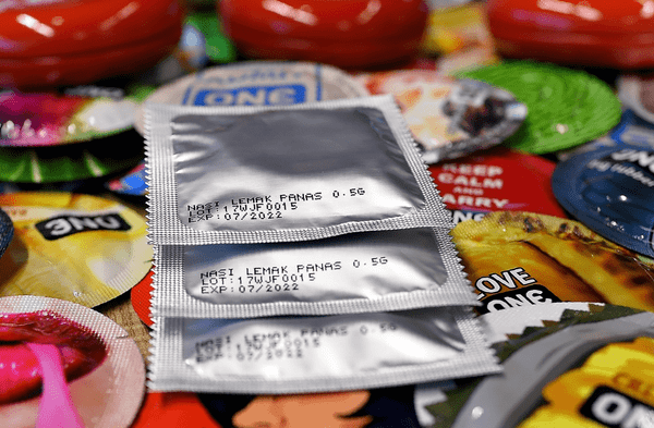 El uso de preservativos es una de las mejores formas de prevenir las ITS. Foto: AFP