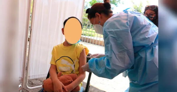 niño recibiendo vacuna