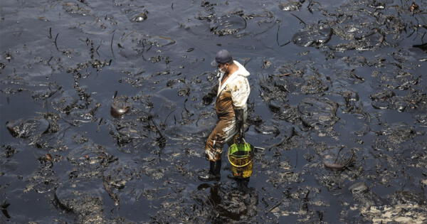 Se cumplió un mes del derrame de petróleo ocasionado por Repsol.