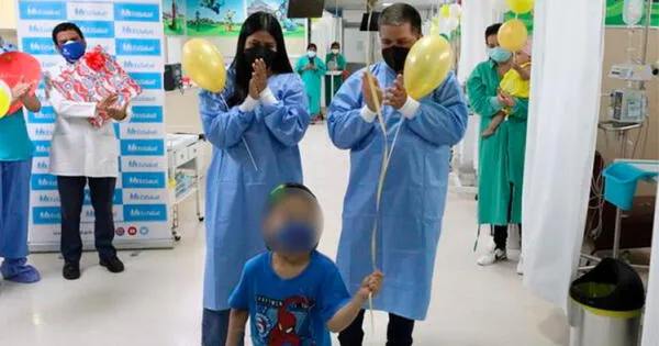 Niño está feliz por vencer al cáncer en el hospital Rebgliati