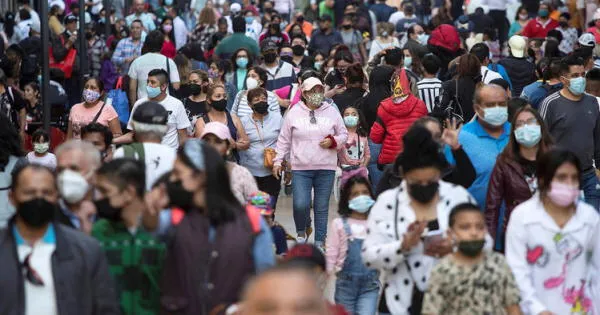 Personas caminan en las calles de México