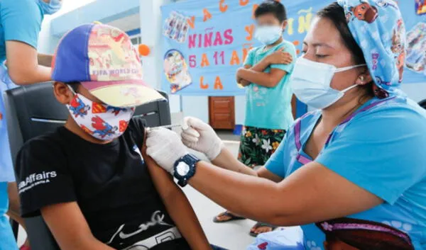 Niño siendo vacunado contra la COVID-19