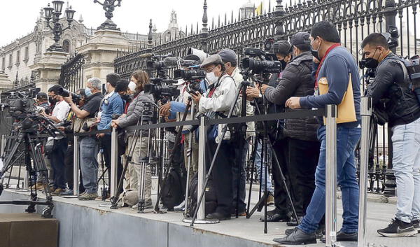 Periodistas a los exteriores de Palacio de Gobierno.