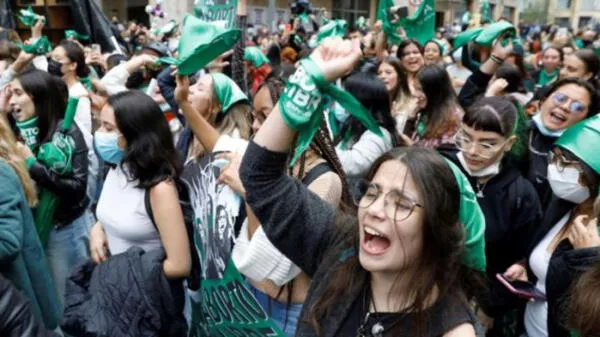 Mujeres celebran la despenalización parcial del aborto