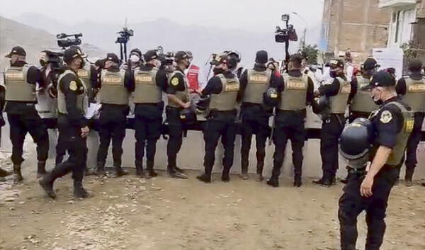Bloqueo. Cordón policial para periodistas en Jicamarca. Foto: Igor Malca