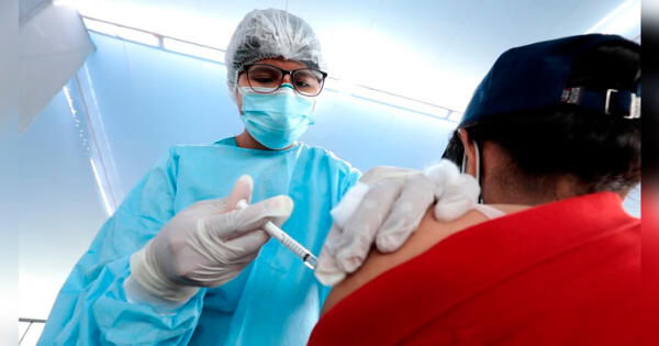 enfermera vacunando a mujer