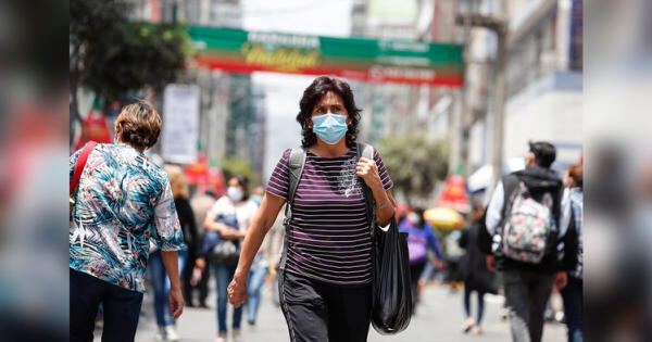 mujer caminando en la calle