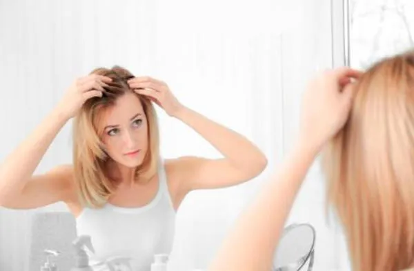 mujer viéndose el cabello