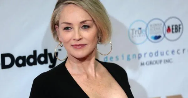 Sharon Stone con cabello canas