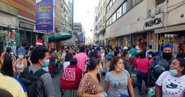 Personas caminando en Centro de Lima