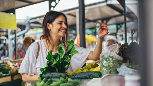 Mujer eligiendo alimentos en un mercado
