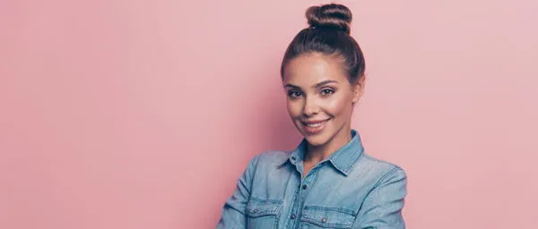 mujer sonriendo