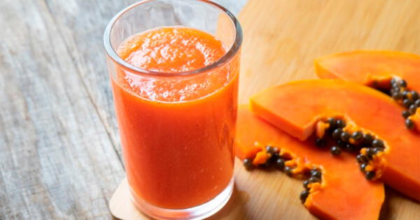 El jugo de papaya contiene vitaminas, minerales y fibra